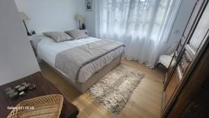ein kleines Schlafzimmer mit einem Bett und einem Teppich in der Unterkunft Saint-Jean de Luz, bel appartement 3 pièces - 4 couchages in Sainte-Barbe