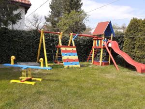 een groep speeltoestellen in een tuin bij Pokoje Gościnne ASIA in Łeba