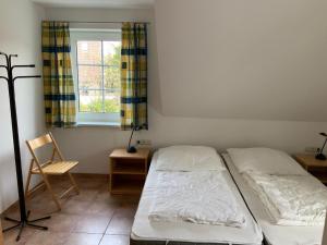 מיטה או מיטות בחדר ב-Ostseehaus 1