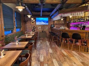 Lounge nebo bar v ubytování VinoOdor - ვინოოდორ