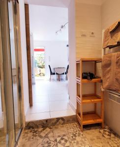 een kamer met een keuken en een eetkamer bij Chambre d'hôte Kalango proche de la plage-Piscine in Lucciana
