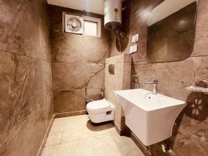 uma casa de banho com um lavatório e um WC em Hotel Luxury inn em Nova Deli