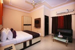 a bedroom with a bed and a television in it at Hotel Parkash Inn in Jalandhar