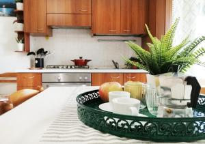un tavolo con un vassoio di cibo sul bancone della cucina di HoliHome_Colombo - Open Space, 100m dal mare! a Tortoreto