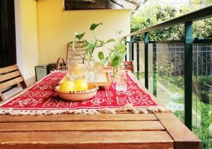 un tavolo con una ciotola di frutta su un balcone di HoliHome_Colombo - Open Space, 100m dal mare! a Tortoreto Altre 12 foto