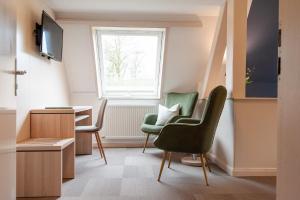 バート・ベルレブルクにあるForellenhof Wald- und Wiesenquartierの椅子2脚、デスク、窓が備わる客室です。