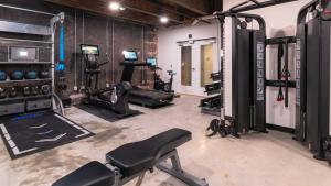 a gym with several exercise equipment in a room at Landing at 99 Front - 2 Bedrooms in Downtown Memphis in Memphis