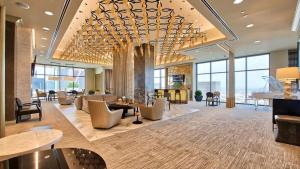 een lobby met stoelen en tafels in een gebouw bij Landing at Market Square Tower - 2 Bedrooms in Downtown Houston in Houston
