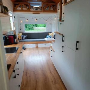einen Blick auf eine Küche in einem winzigen Haus in der Unterkunft Prullenbos Tiny Nutz Nest in Wetteren