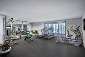 een fitnessruimte met veel loopbanden en machines bij Element Melbourne Richmond in Melbourne