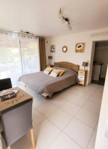 Een bed of bedden in een kamer bij Chambre d'hôte Kalango proche de la plage-Piscine