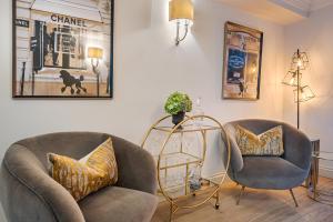 Posezení v ubytování Exclusive 3Bd Mews in Belgravia with Private Patio and Garage Parking