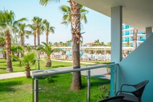 una vista dal balcone di un resort con palme di Sultan of Dreams Hotel & Spa a Kızılot
