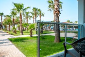 een veranda met een bank en palmbomen bij Sultan of Dreams Hotel & Spa in Kızılot