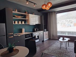 uma cozinha com uma mesa e uma sala de jantar em Modern apartment with balcony em Cidade do Cabo