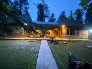 uma casa com jardim à noite em Resort66Villa2 em Abbottabad