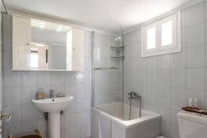 un bagno con lavandino, vasca e WC di Clara Terra a Mytakas