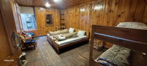 um pequeno quarto com uma cama e um beliche em Resort66Villa2 em Abbottabad