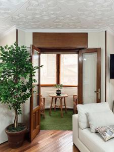 ein Wohnzimmer mit Sofa und Tisch in der Unterkunft Alojamiento en el corazón de Monforte de Lemos en Ribeira Sacra in Monforte de Lemos