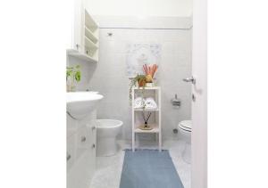 a bathroom with a toilet and a sink at HoliHome_Mediterraneo - Splendido, 50m dal mare in Tortoreto Lido