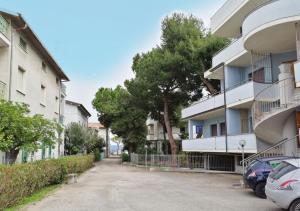 un complesso di appartamenti con auto parcheggiate in un parcheggio di HoliHome_Mediterraneo - Splendido, 50m dal mare a Tortoreto