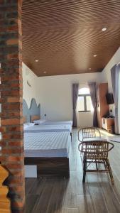 een grote slaapkamer met 2 bedden en een tafel bij Homestay Ngõ Nhỏ 