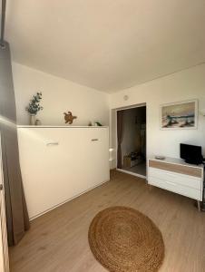 Телевизор и/или развлекательный центр в Un séjour idéal au Lavandou !