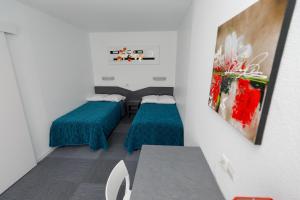 Zimmer mit 2 Betten und Wandgemälde in der Unterkunft Les Demeures de Borda in Dax