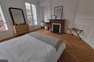 Llit o llits en una habitació de Amazing refurbished flat in Paris V