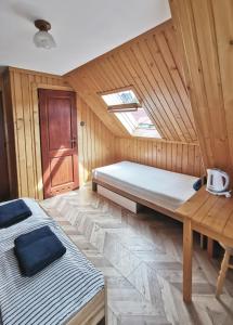 eine Sauna mit einem Bett und einem Tisch darin in der Unterkunft Czarny Jeleń in Zakopane