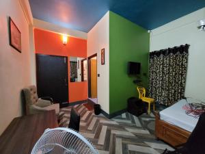 sala de estar con paredes de color verde y naranja en Stay Inn Eastwood Guest House, en Shillong