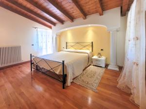 una camera con letto e pavimento in legno di Villa Fior di Loto a Limone sul Garda