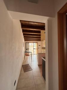 - un couloir d'une cuisine avec une table dans l'établissement Appartamento Geco Rosso, à Noto Marina
