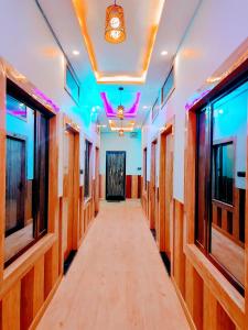 Imagen de la galería de Shri Radhe Radhe Guest House In-front of Ram Janam Bhumi Main Gate Opposite 200 Meter Fully AC All Rooms, en Ayodhya