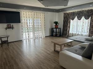 a living room with a couch and a table at Pensiunea Melissa in Malaia