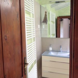 Bilik mandi di Val di Rampo - Appartment with Pool, private terrace overlooking Niccone Valley
