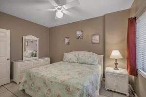 Postel nebo postele na pokoji v ubytování Tradewinds 001 by Vacation Homes Collection + 60 fotografií