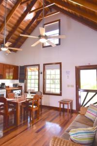 uma sala de estar com uma mesa e uma sala de jantar em Hidden Gem Cabana em Caye Caulker