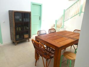 comedor con mesa de madera y sillas en Casa La Tunera, Country house, Haria, Lanzarote, en Haría