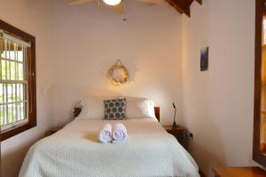 ein Schlafzimmer mit einem Bett mit zwei Handtüchern darauf in der Unterkunft Sea Garden Cottage in Caye Caulker