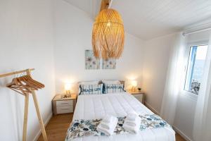 Ένα ή περισσότερα κρεβάτια σε δωμάτιο στο NEW! Oceanfront Home with HotTub, Lagoa Sao Miguel Azores