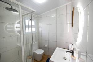 Ένα μπάνιο στο NEW! Oceanfront Home with HotTub, Lagoa Sao Miguel Azores +23 φωτογραφίες