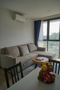 Ruang duduk di Modern 2-bedroom Apartments Garden view in Skypark Laguna Bang Tao