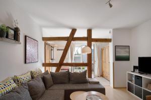 ein Wohnzimmer mit Sofa und Tisch in der Unterkunft Ferienwohnung 'alte Schule' in Nienhagen