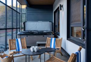 un patio con fogones, mesa y sillas en Drop in Condo by Revelstoke Vacations en Revelstoke