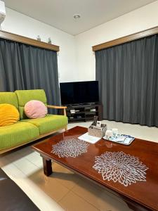 TV a/nebo společenská místnost v ubytování 南箱根 熱海 貸切別荘 リゾートハウス カームスペース ResortHouse CalmSpace