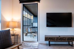 TV a/nebo společenská místnost v ubytování Drop in Condo by Revelstoke Vacations