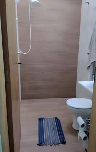 La petite salle de bains est pourvue de toilettes et d'un lavabo. dans l'établissement CasacentrocompartilhadaMogidasCruzes, à Mogi das Cruzes