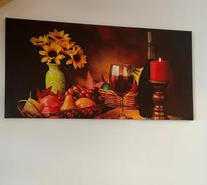セイジスフィヨルズルにあるMedia Luna Guesthouseの果物一杯とワイングラス一杯の絵画