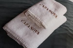 Una toalla blanca con las palabras feliz año nuevo. en Casanova Inn - Boutique Hotel, en Dilijan